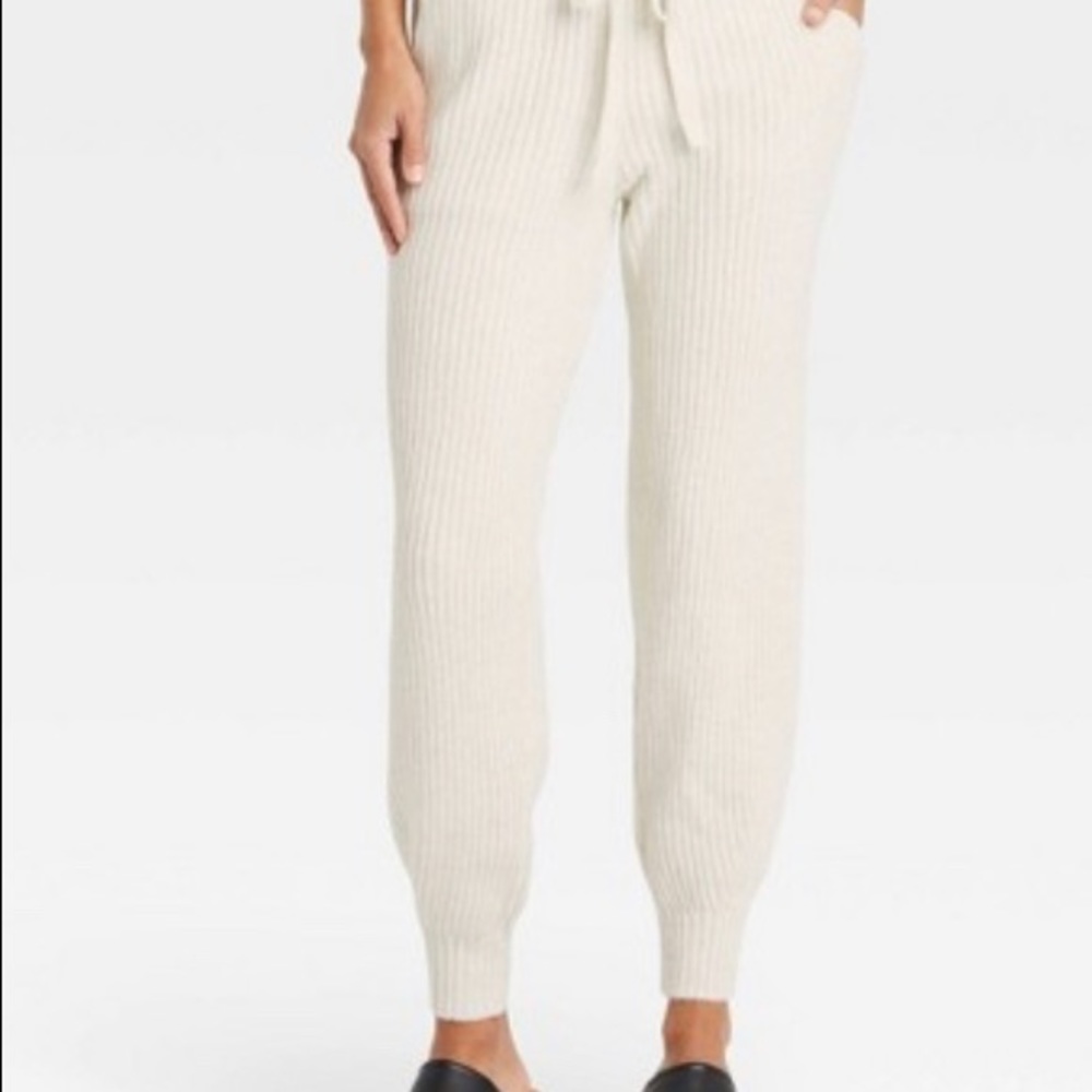 WHITE SWEATER JOGGING PANTS